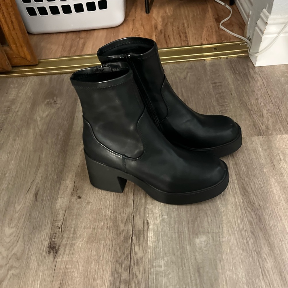 New madden girl ankle boots sz 9